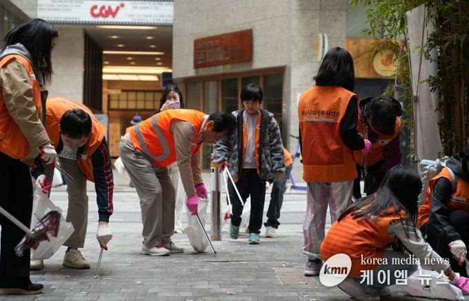 2025년 4월, 미사 문화의 거리에서 진행된 ‘미라클 줍모닝’환경정화 활동에서 자원봉사자들이 거리 곳곳의 쓰레기를 수거하며 시민들에게 생활 속 환경보호 실천의 중요성을 알리고, 깨끗한 도시 환경 조성을 위한 참여 분위기 확산에 힘쓰고 있다.