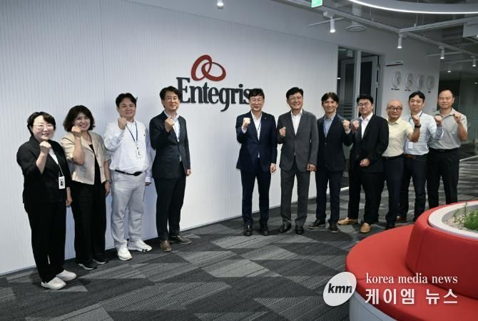 이민근 안산시장(사진 왼쪽 5번째) 지난해 8월 인테그리스코리아를 방문해 회사 관계자들과 기념촬영을 하고있다.