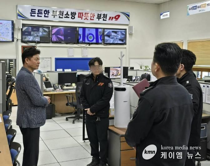 부천소방서에서 비상근무를 이어가는 소방대원을 격려했다.