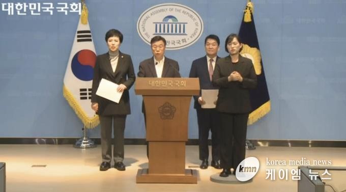 신상진 성남시장이 19일 국회 소통관에서 분당 재건축 물량제한 폐지를 촉구하는 기자회견을 열고 있다.