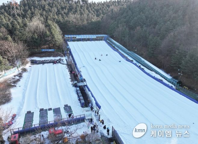 시민들이 안산썰매장을 이용하고 있다.(사진=안산도시공사 제공