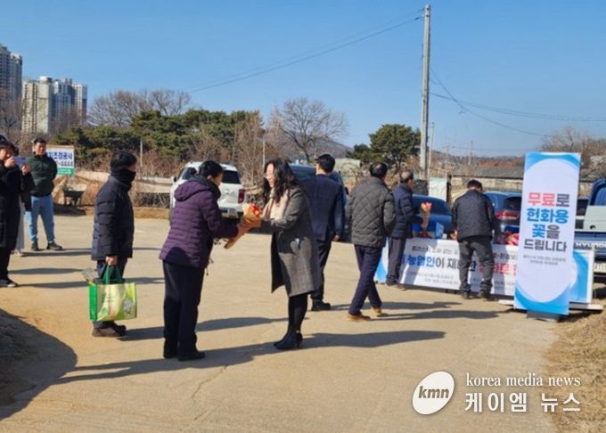 성석동 공설묘지와 식사동 공동묘지에서 실시한 ‘생화 헌화 캠페인’