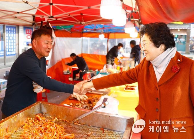 김경희 이천시장, 설 맞아 전통시장 방문 활력 응원