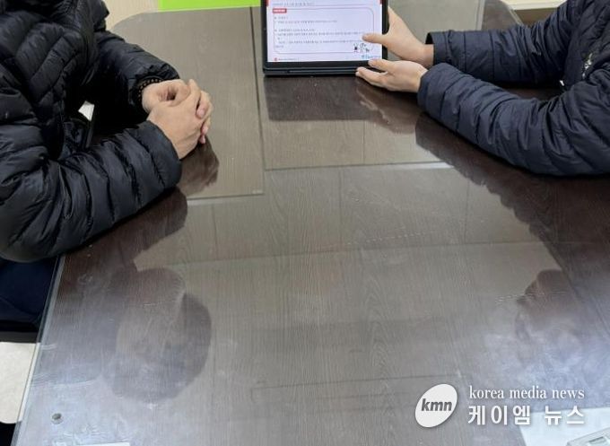 학대행위자가 아동보호전문기관에서 교육받고 있다.