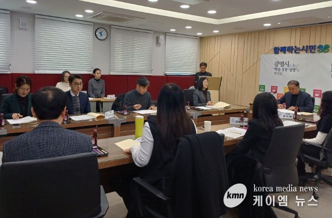 지난 19일 시청 영상회의실에서 2026년 정기 법인 세무조사 대상자 선정을 위한 지방세 심의위원회를 진행하고 있다.