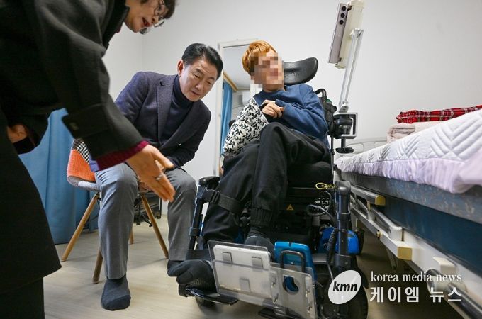 의정부시는 2월 20일 ‘중증장애인 스마트기기(AI‧IoT) 지원사업’ 설치 가정을 방문해 운영 현황을 점검하고 이용자 의견을 청취했다.