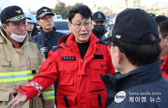 21일 서산시 대산읍 산불 대응 현장 지휘본부에서 홍종완 충남도 행정부지사가 소방 관계자들과 산불 진화 및 확산 방지 대책을 논의하고 있다.