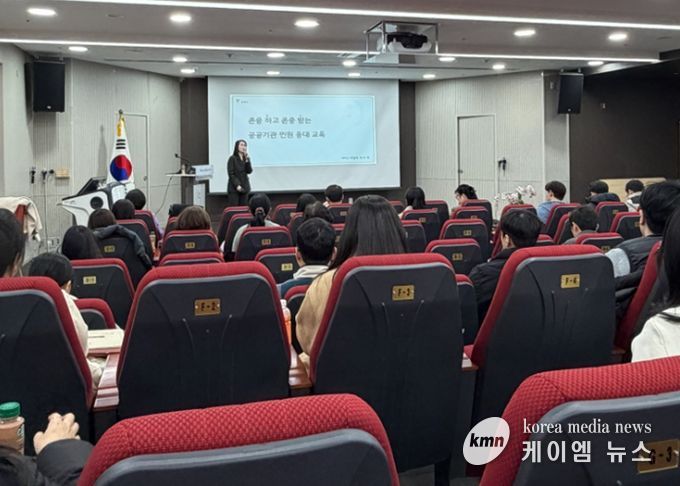 23일 광명시 평생학습원 강당에서 전 부서 민원담당 공무원 100명을 대상으로 ‘민원응대 및 민원사무 감사사례 교육’이 진행 중이다.