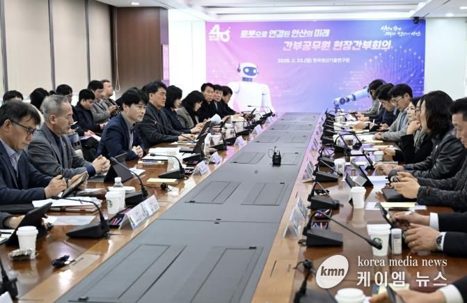 허남석 안산시 부시장(왼쪽 세번째)이 23일 한국생산기술연구원에서 간부공무원 및 로봇 산업 관계자들과 함께 현장간부회의를 진행하고 있다.