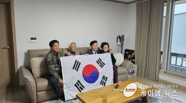 최재구 군수 독립유공자 유족 위문 장면