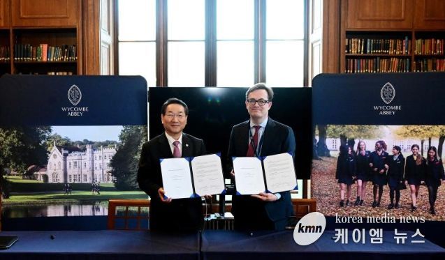 유정복 인천광역시장이 24일(현지시간) 영국 위컴 애비 스쿨(Wycombe Abbey School)을 방문해 피터 워렌 이사장과 MOU를 체결한 뒤 기념촬영을 하고 있다.