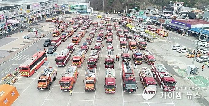 23년 홍성 산불 진화를 위해 소방차량들이 남당항 주차장에모여있는 모습