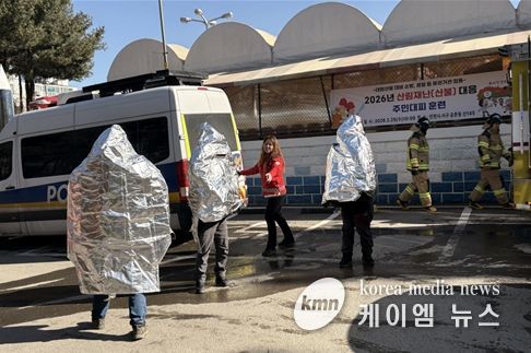주민들이 방염포를 쓰고 차량으로 이동중