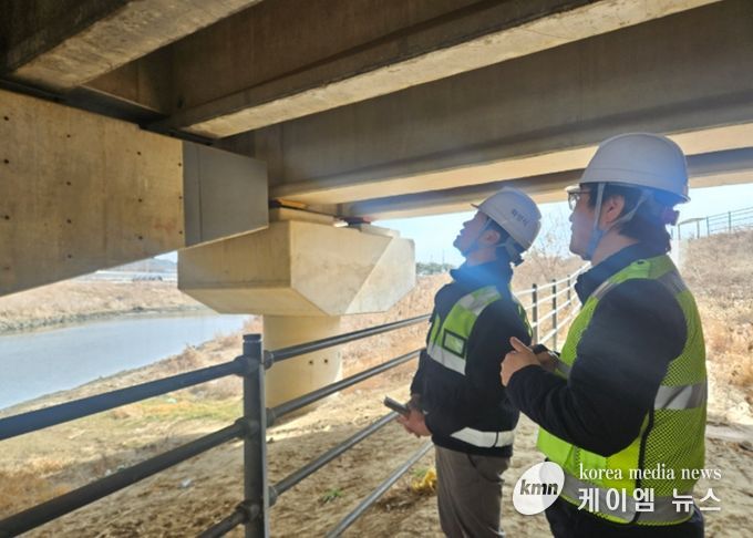 최병주 효행구청장이 동화교 하부 균열 및 침하 여부를 현장에서 점검하고 있다.