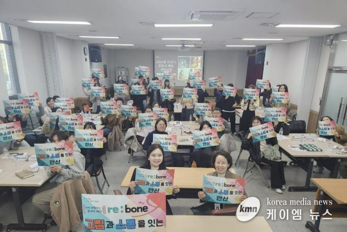 25일 안산시청 제3별관에서 열린 '고독사 예방 및 관리사업 간담회'를 마치고 참석자들이 기념촬영을 하고 있다.