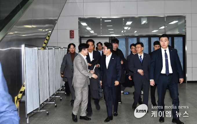 김병수 김포시장이 27일 김포골드라인 사우역을 방문한 김민석 국무총리와 만났다. 김 시장은 근본해결책으로 5호선 예타통과가 시급하다고 건의했다.