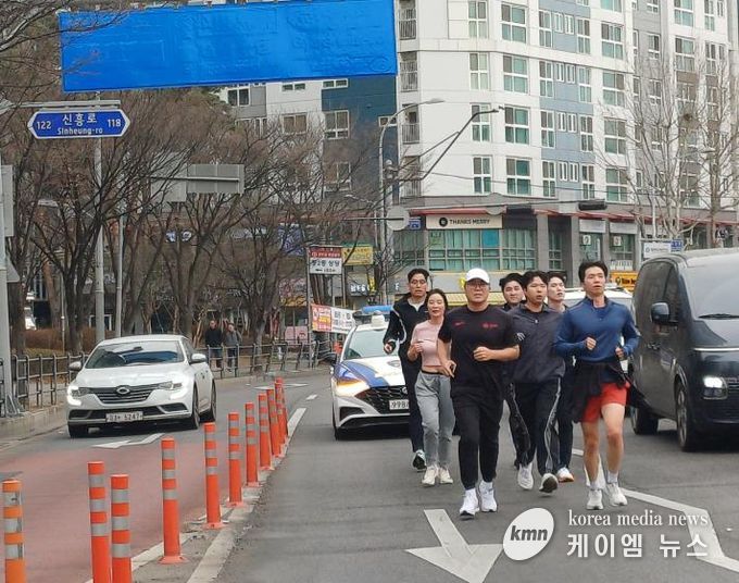 부천시청 마라톤 동호회 회원들이 달리며 로드체킹을 하고 있다.