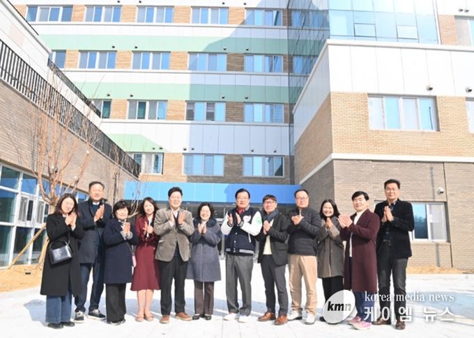 이현재 하남시장이 지난 2월 20일 개교를 앞둔 한홀중학교를 방문해 합동 안전점검을 진행한 후 관계자들과 기념촬영을 하고 있다.