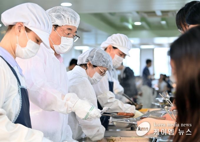 이현재 하남시장(왼쪽 두 번째)이 2025년 7월 21일 고등학교 석식비 지원사업의 첫 시행 현장인 하남고등학교를 찾아 고3 학생들에게 직접 음식을 배식하고 있다.