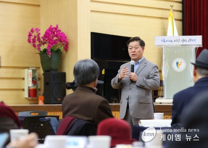 박승원 광명시장이 27일 오후 시청 대회의실에서 열린 '광명역사문화박물관 건립 포럼'에 참석해 인사말을 하고 있다.