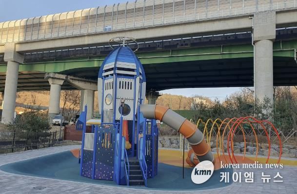 신규로 조성된 부곡동 물놀이장에 보호자가 땡볕을 피할 그늘막이 전무한 모습