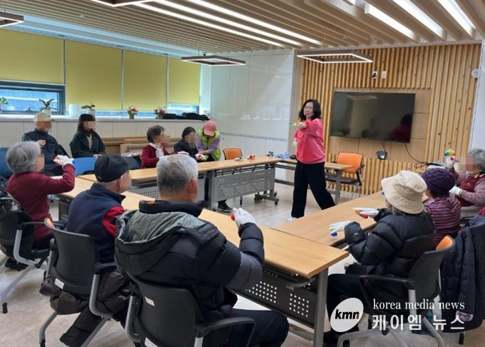 3일 소하동 치매안심센터에서 '기품(기억을 품은) 쉼터' 첫 회기를 진행하고 있다.