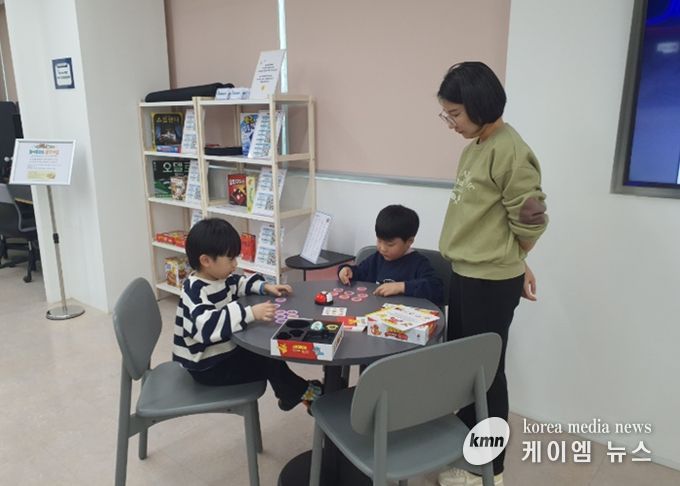 어린이들이 하안도서관 3층 보드게임 라운지 '놀이충전소 올댓게임'에서 보드게임을 하고 있다.
