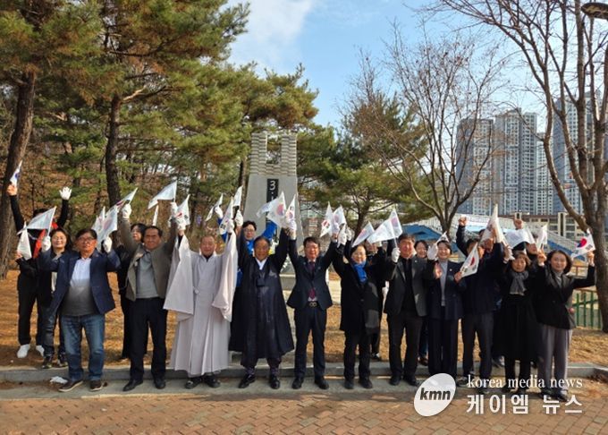 만세삼창 중인 참가자들