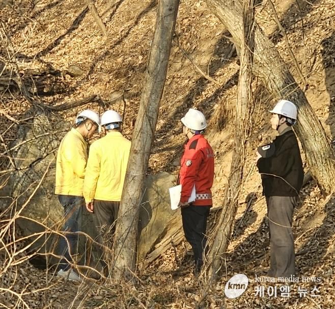 윤성진 제1부시장이 정남면 산사태 취약지역에서 관계 공무원들과 함께 사면 상태를 점검하고 있다.