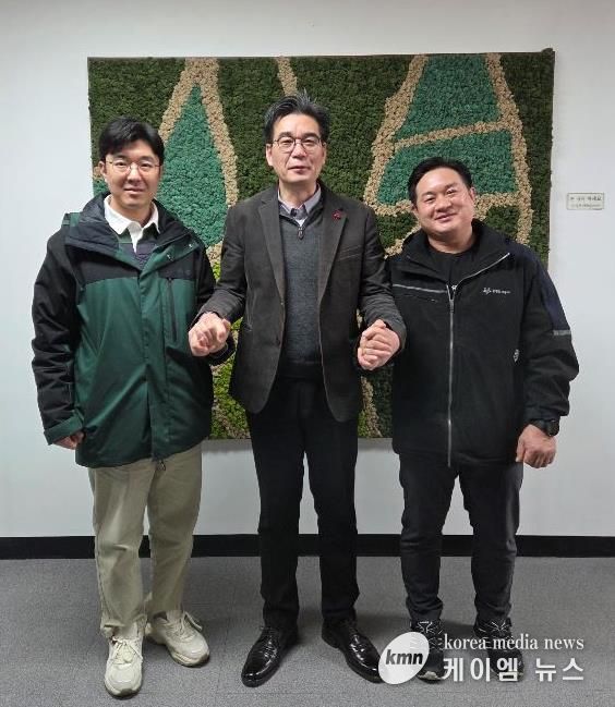 광명도시공사 한정광 경영관리본부장(가운데), 전국노동평등노동조합 광명도시공사지부 한상길 지부장(우측), 광명도시공사 김우진 사무국장(좌측).
