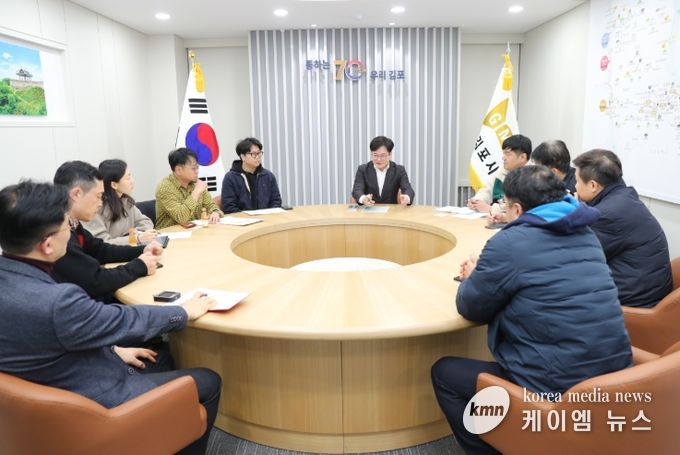 김병수 시장이 3일 서울지하철 5호선 국회국민청원에 힘쓴 시민들을 만났다. 시민들은 이날 김병수 시장에게 ‘서울 지하철 5호선 연장 관련 시민 의견 전달서’를 건넸고, 김병수 시장은 오는 4일 정부 관계자를 만나 청원서를 전하며 5호선 예타통과에 대해 적극 어필할 각오다.