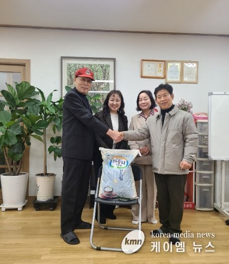 고양시 원신동 지역사회보장협의체, 경로당에 ‘사랑의 쌀’ 전달