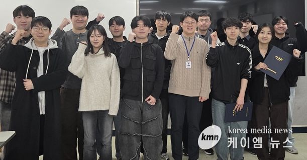 인천시사회서비스원은 인천시, 국정원 지부, 인하대, 인천대와 지난달 27일 인천대에서 ‘공공기관 웹 취약점 점검 프로젝트’ 성과 보고회를 갖고 기념 촬영을 하고 있다.