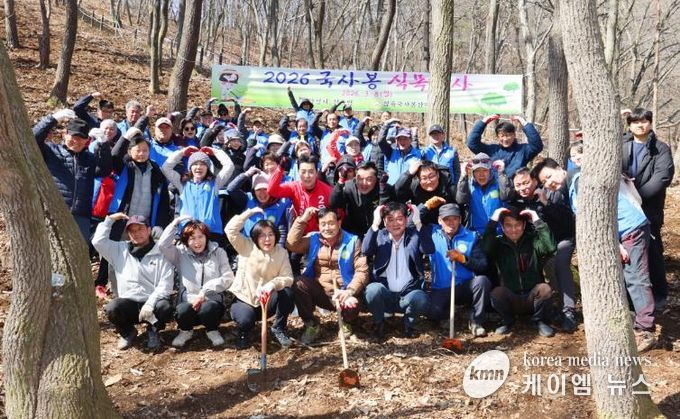 안성시 삼죽면 국사봉산악회, 국사봉 등산로 식목행사 실시