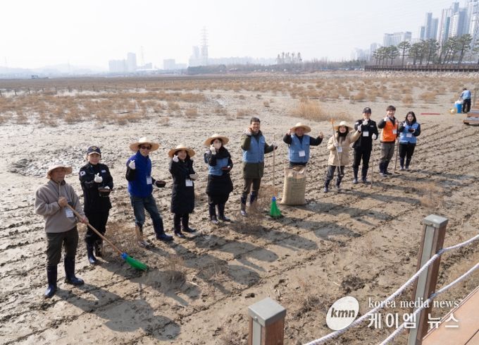 갯벌 생태계 복원 및 탄소 흡수원 확대를 위한 염생식물 파종 행사