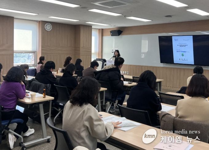 지난 10일 광명시평생학습원에서 동 행정복지센터 사회복지 업무 담당자를 대상으로 '사회복지 담당자 역량 강화 교육'을 실시하고 있다.