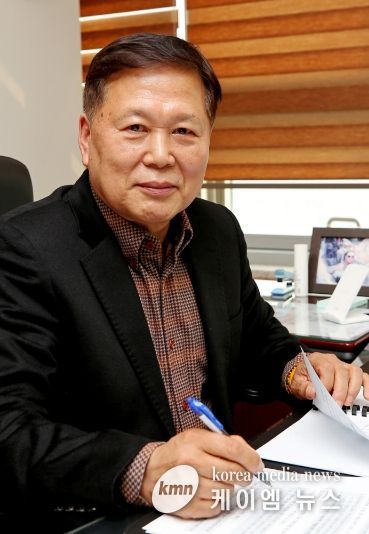 이영인 수원도시공사 사장이 업무를 살피고 있다.(사진=수원도시공사 제공)