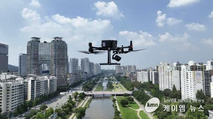 탄천 하늘을 날고 있는 성남시 드론 모습