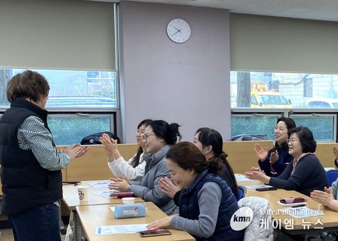 지난 11일 광명시여성비전센터에서 '창의융합수학&보드게임 과정'을 진행하고 있다.