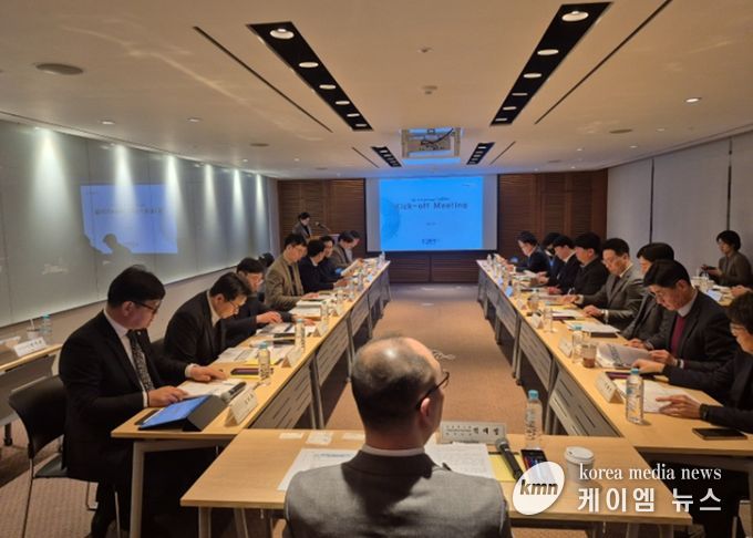 화성특례시와 HL디앤아이한라 컨소시엄 관계자들이 화성~오산 고속화도로 사업 협상을 위한 킥오프 회의를 진행하고 있다