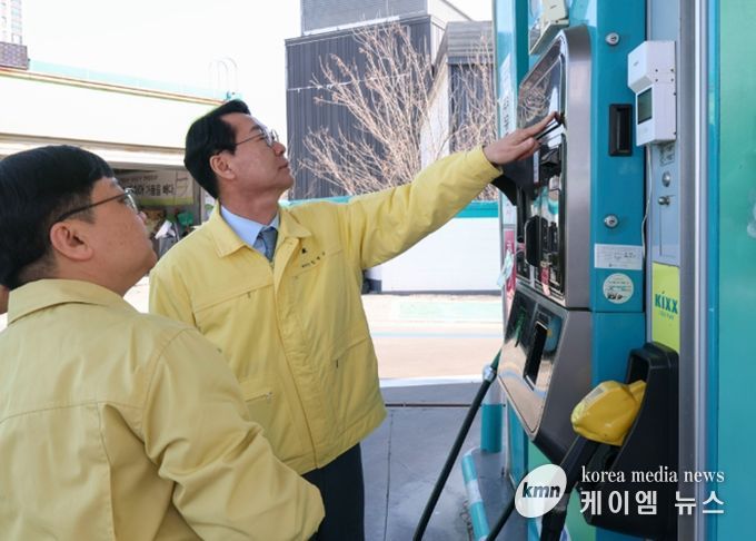 정명근 화성특례시장이 13일 오전 병점구 소재 주유소를 방문해 불시 현장점검을 실시했다.