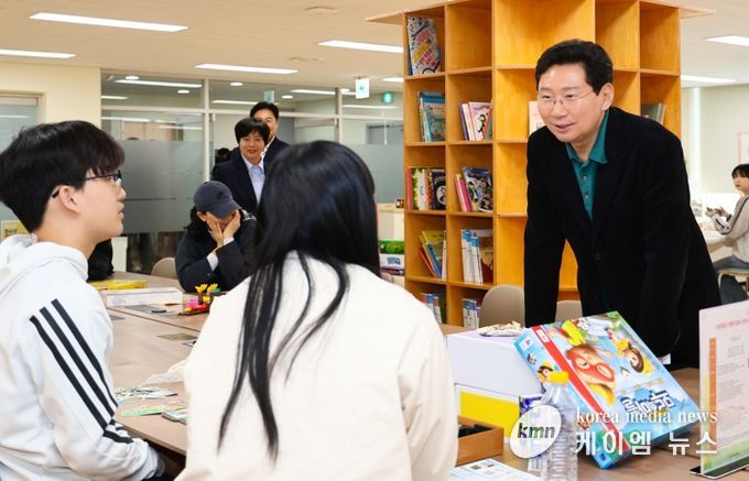 이상일 용인특례시장이 14일 동천청소년문화의집 시설을 방문해 청소년 이용자들과 이야기를 나누고 있다.