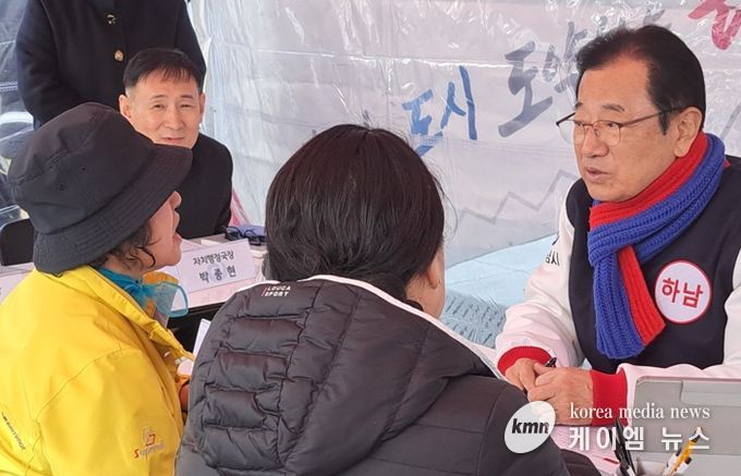 13일 미사역 시계탑 일대에서 열린 ‘이동시장실’에서 한 시민이 망월천 환경개선과 관련하여 이현재 하남시장에게 건의를 하고 있다.