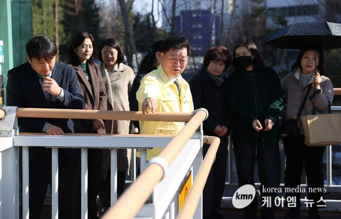 박승원 광명시장이 지난 13일 보수 및 보강공사가 완료된 햇무리 육교를 찾아 현장을 둘러보고 있다.