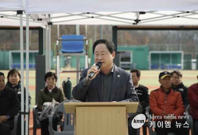 남양주시협회장기 테니스대회에서 선수들을 격려하고 있는 주광덕 시장