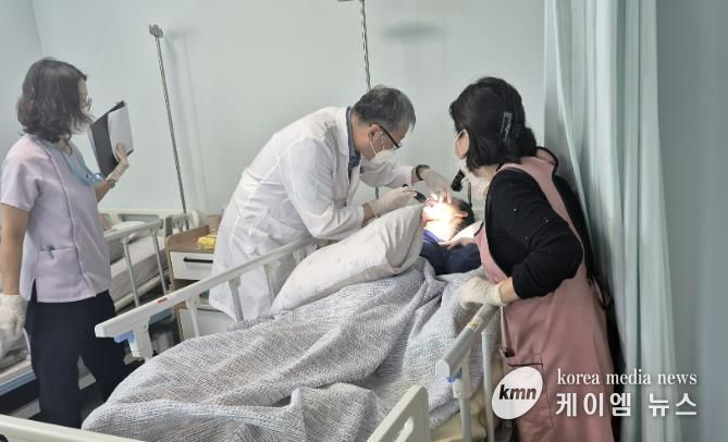 과천시가 시립요양원 입소자를 대상으로 구강검진을 하는 모습