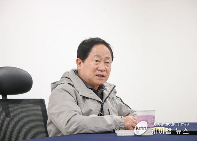 업체관계자와 미팅 중인 주광덕 시장