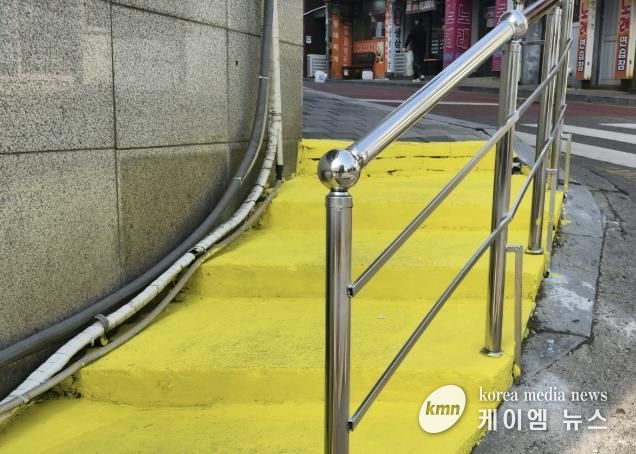 수원시 팔달구 우만1동 주민자치회, 주민참여예산으로 빙판길 사고 예방을 위한 '안전난간 설치 공사' 추진