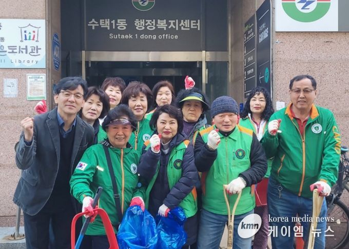 수택1동 자율방재단이 예찰 및 환경정화 활동을 하고 있다.