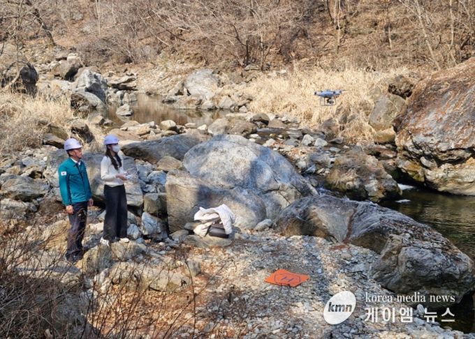 수동계곡 일대에서 드론 촬영을 진행 중인 김상수 부시장